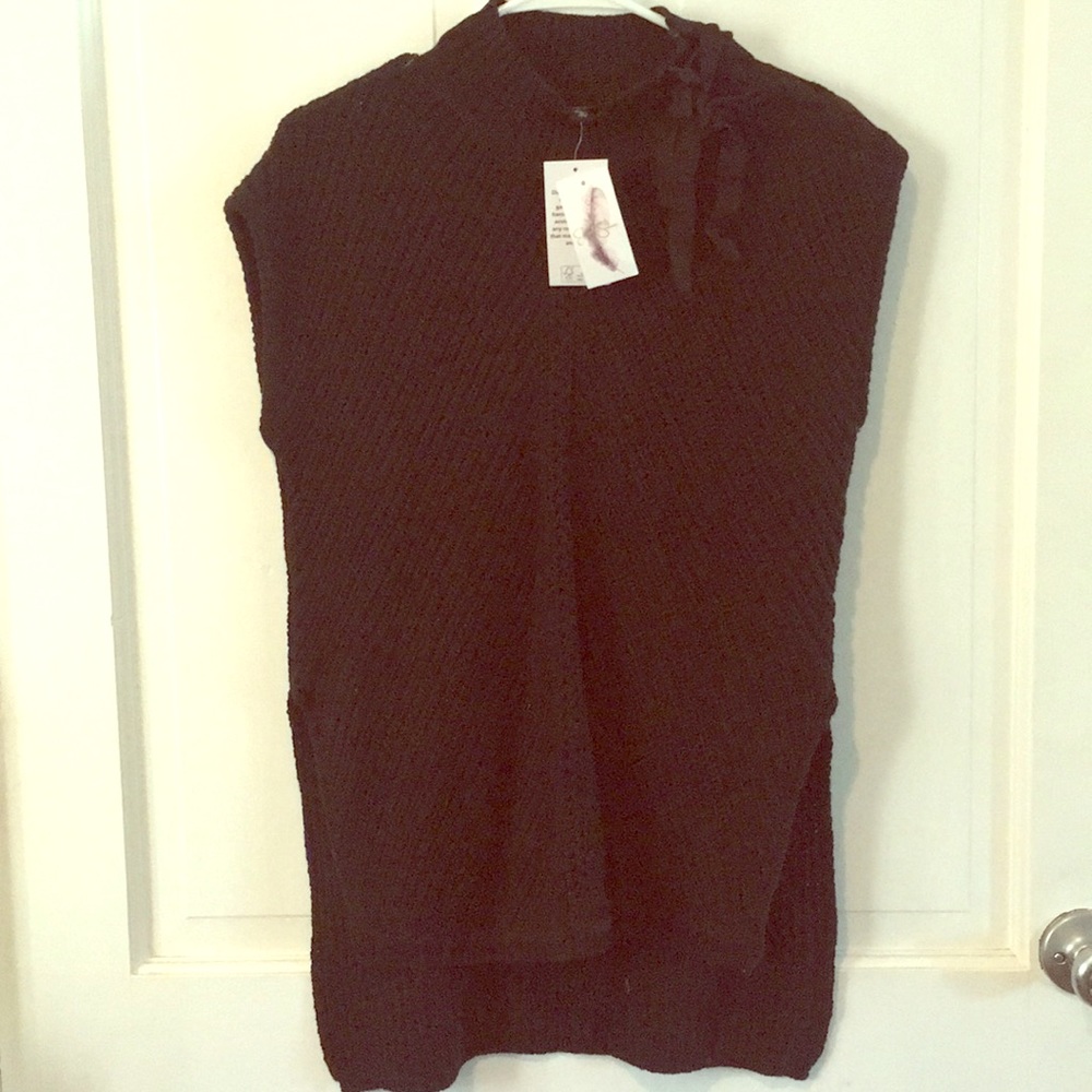 Jessica Simpson sleeveless sweater